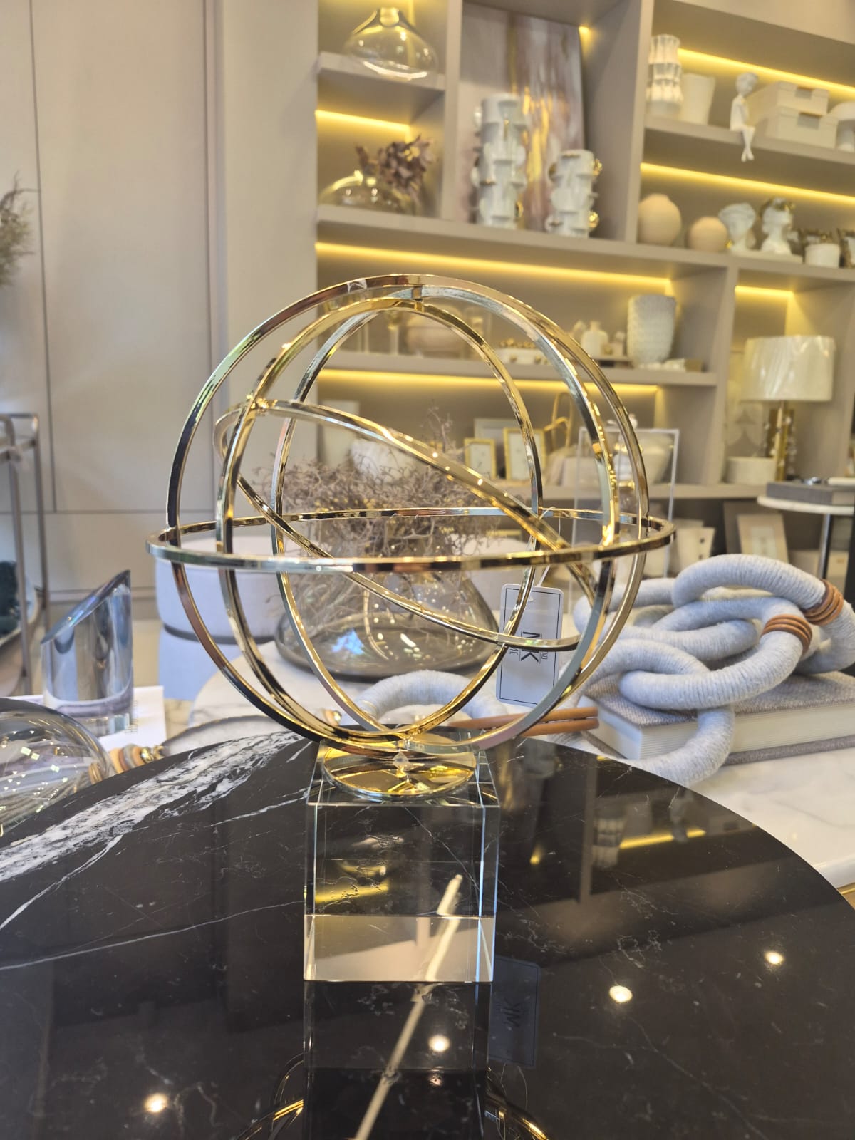 Escultura Decorativa Globo Novaya Em Metal Dourado - Imagem 2