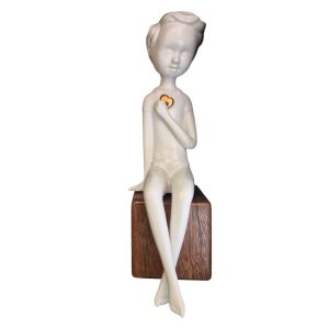 Escultura Decorativa em Cerâmica Menino Coração