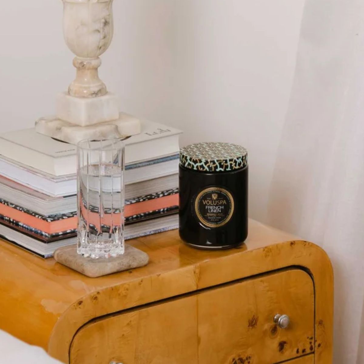 Vela Pote de Vidro G Maison French Linen Voluspa - 100h - Imagem 2