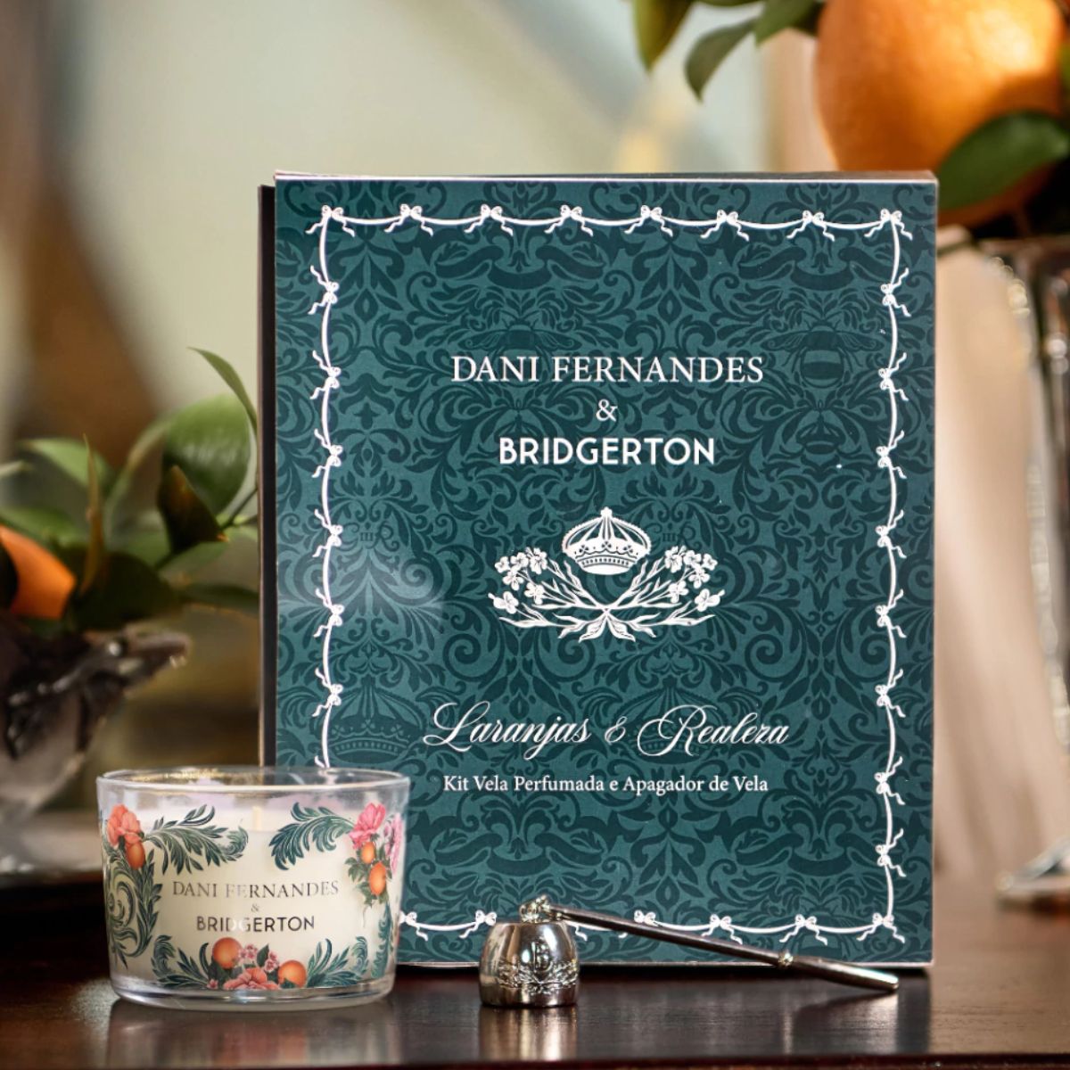 Vela Perfumada 90g e Apagador Laranjas & Realeza | Dani Fernandes & Bridgerton - Imagem 2