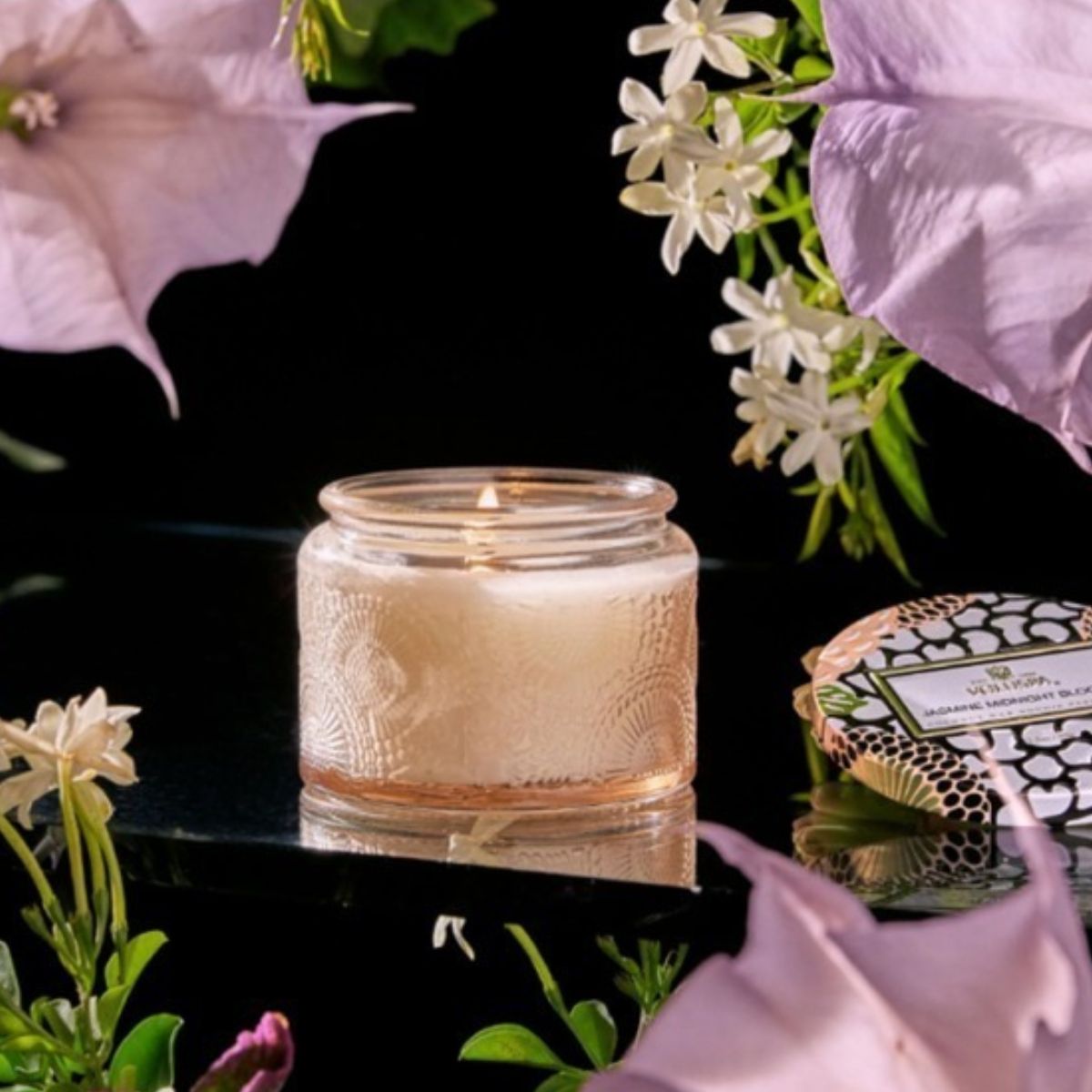 Vela Pote Vidro P 25H Relevo Jasmine Midnight Blooms Branco Voluspa - Imagem 3
