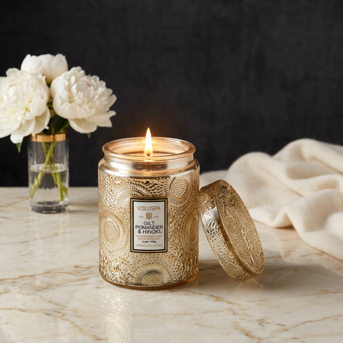 Vela Voluspa Gilt Pomander & Hinoki - 50H - Imagem 3