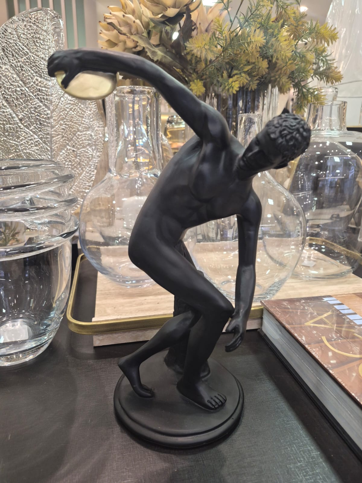 Escultura Decorativa Em Resina Atleta Preto - Imagem 4