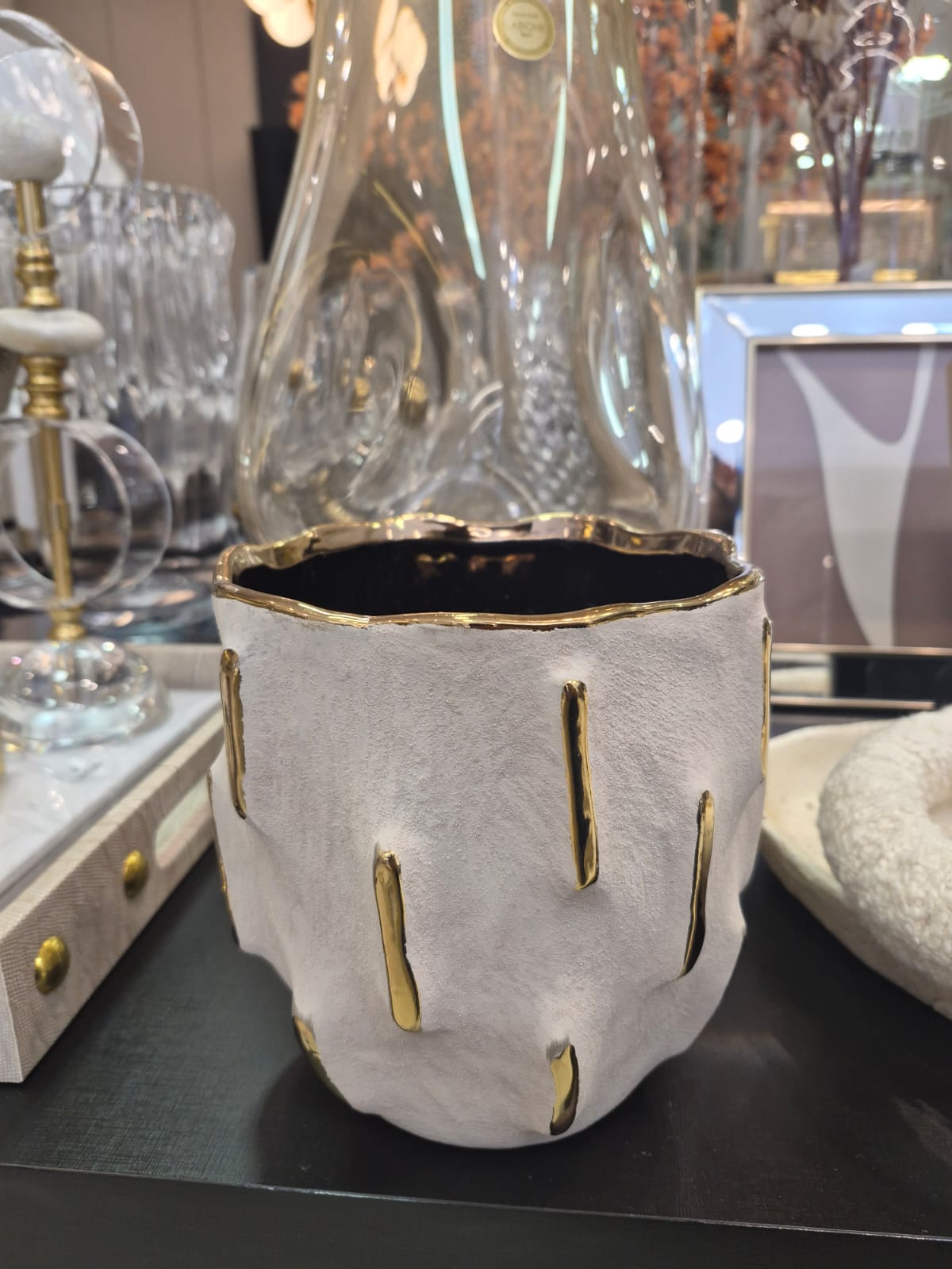 Vaso Decorativo em Cerâmica Bege Com Detalhes Dourados P - Imagem 4