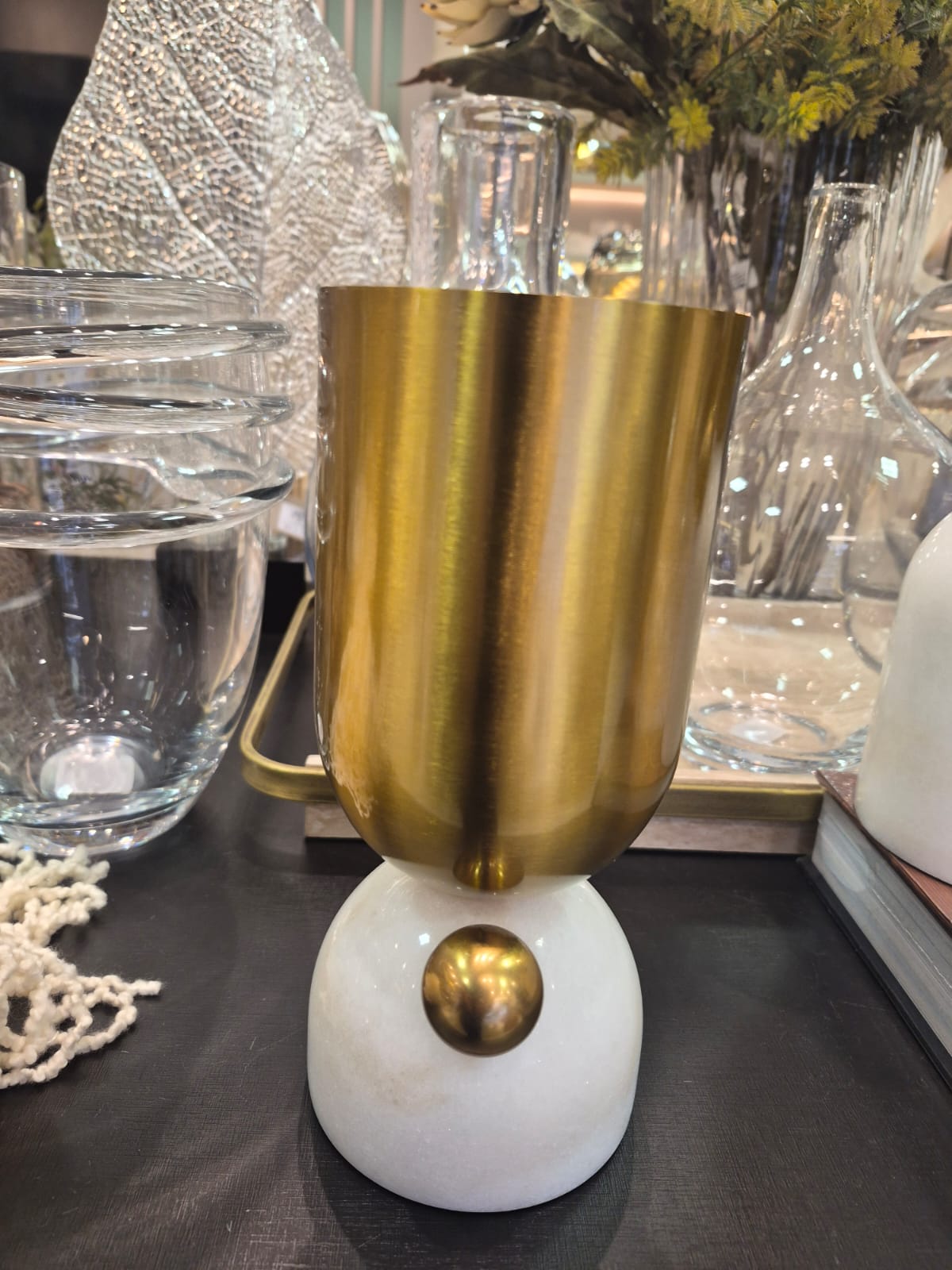 Vaso Decorativo em Mármore Branco e Metal Dourado P - Imagem 4