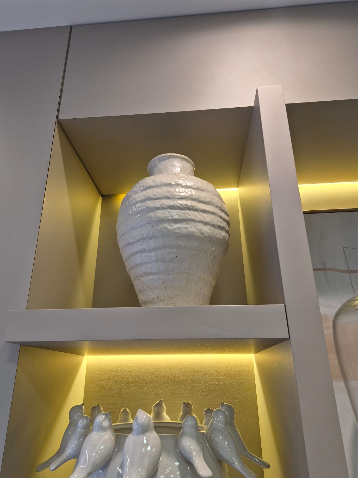 Vaso Decorativo em Cerâmica com Relevo Branco - Imagem 4
